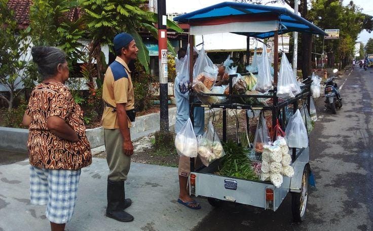 Pedagang sayur keliling di Dusun Kepuh Sawo Desa Mojorejo, Kecamatan Jetis, Kabupaten Mojokerto (Belia/Mahasiswa Magang)