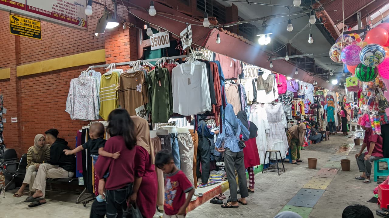 Pembeli memadati lapak pakaian di Pasar Joko Sambang Mojokerto, saat berburu kebutuhan menjelang Hari Raya Idul Fitri (Foto: Dian Wahyu)