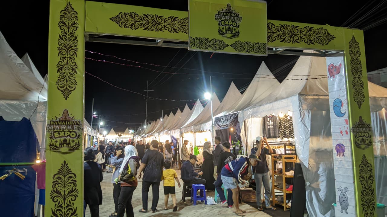 Suasana pengunjung memadati area tenant fashion dalam event Ramadhan Market Expo yang digelar di Pasar Tani Puri Banjaragung Mojokerto