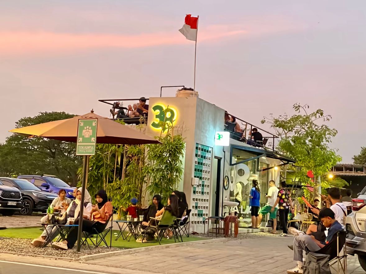 Pengunjung menikmati suasana sore di 38 Coffee Samaran selama Ramadhan, menjadi pilihan tempat bersantai sambil menunggu waktu berbuka puasa.