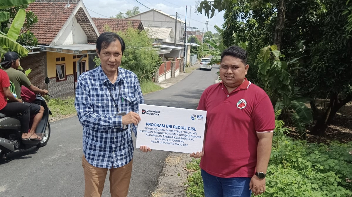 SIMBOLIS: Penyerahan bantuan pembangunan jalan lingkungan di Desa Gondangmanis, Kecamatan Bandarkedungmulyo, Kabupaten Jombang