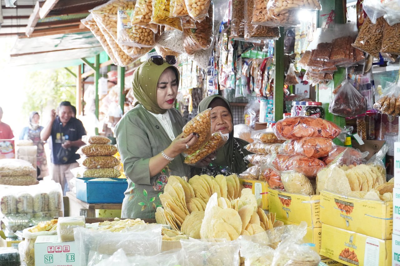 Wakil Bupati Sidoarjo Hj.Mimik Idayana saat sidak Harga kebutuhan pokok di pasar Porong