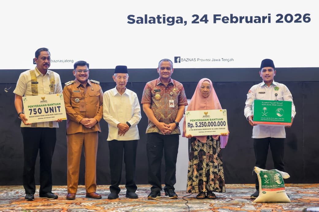 Gubernur Jateng Ahmad Luthfi Penyerahan bantuan dilakukan secara simbolis di Salatiga (Ganang GOnews.id)