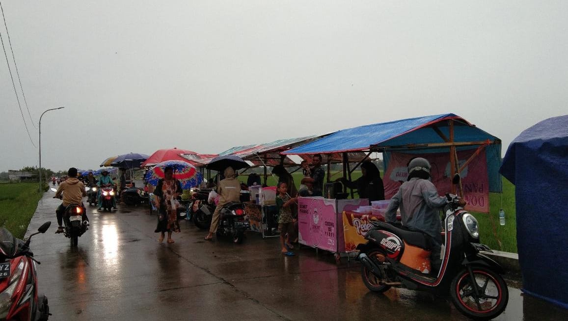 Suasana pasar takjil di Dusun Bicak, Desa Bicak, Kecamatan Trowulan, Kabupaten Mojokerto, Kamis (19/02/2026)