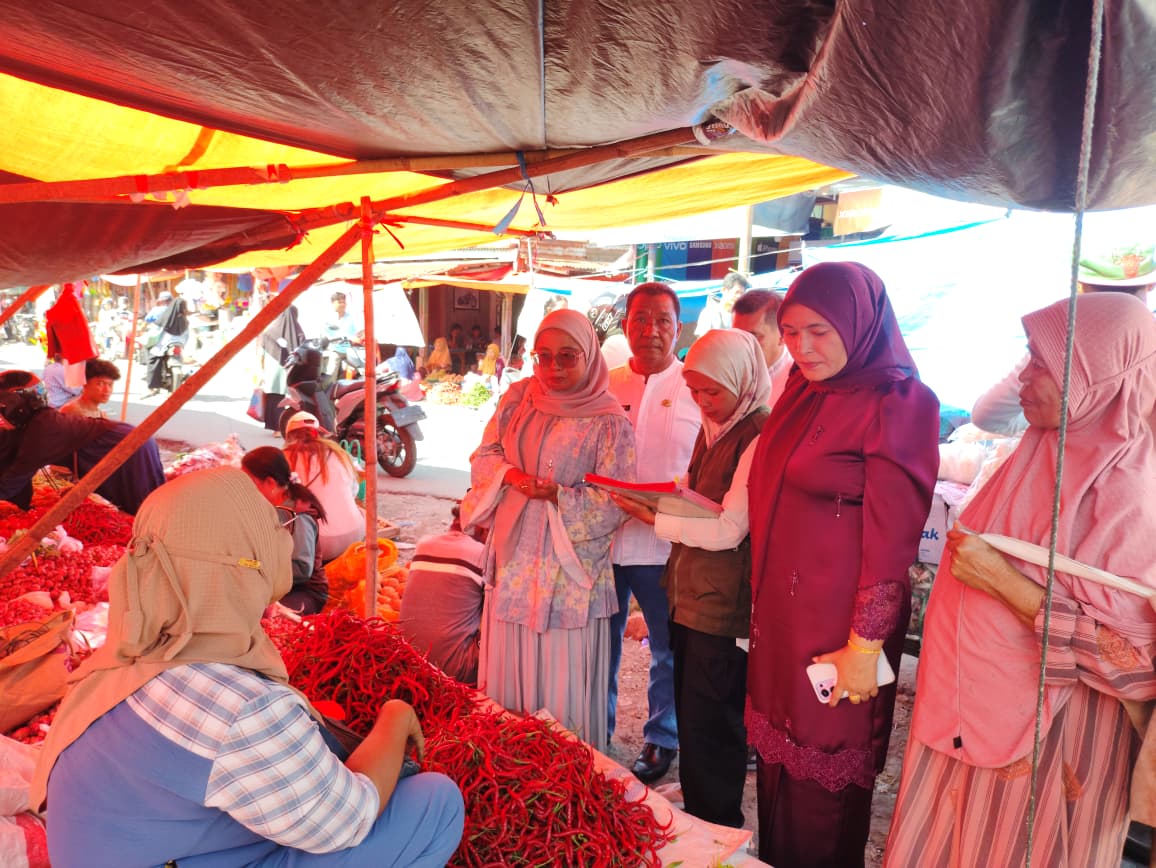 Tim Satgas Saber Pangan Pasaman Barat saat meninjau harga dan ketersediaan bahan pokok di Pasar Simpang Tiga, Kecamatan Luhak Nan Duo. (Foto: Diskominfo Pasbar/Saipen/GOnews.id)