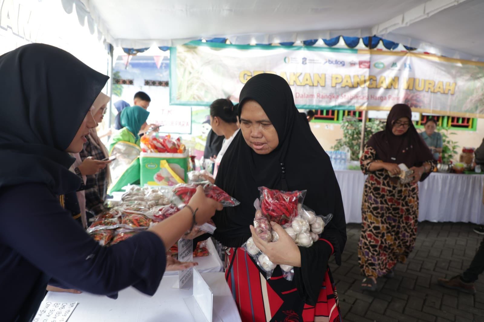 Suasana pelaksanaan Gerakan Pangan Murah di Balai RW 1, Jalan Jepara III No.1, Kelurahan Jepara, Kecamatan Bubutan, Surabaya, Jumat (13/2/2026).