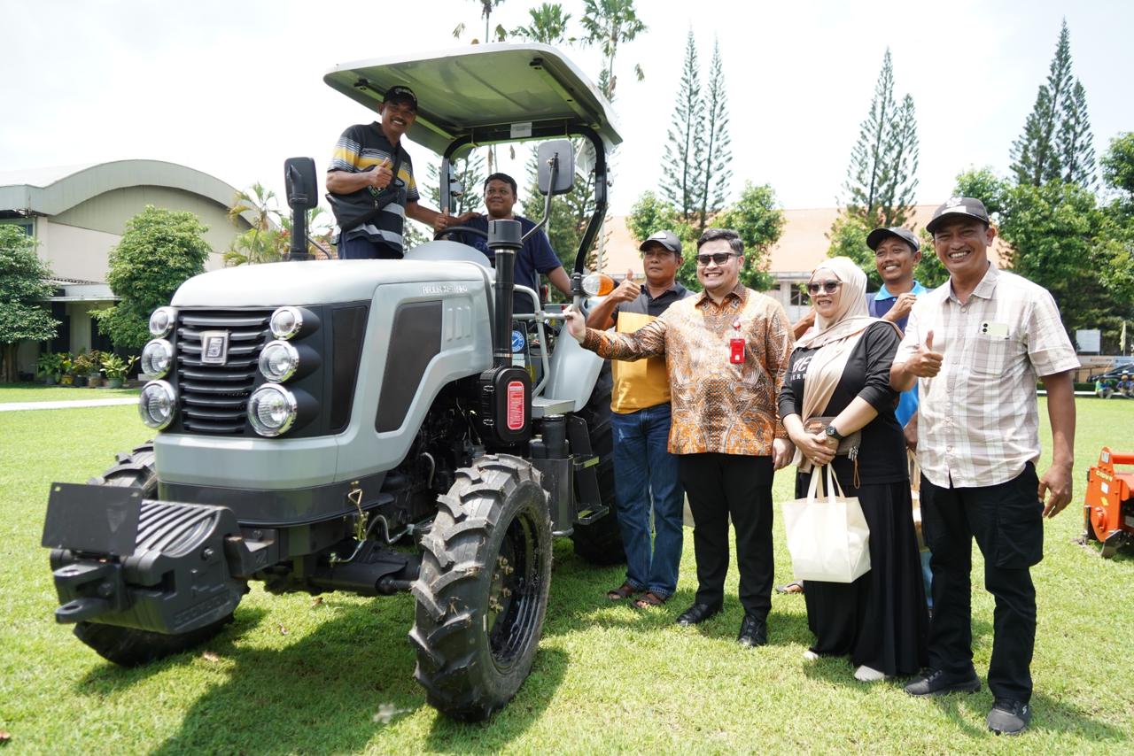 Bupati Kediri Hanindhito Himawan Pramana menyerahkan bantuan alat mesin pertanian dan benih (Doc. Pemkab Kediri)