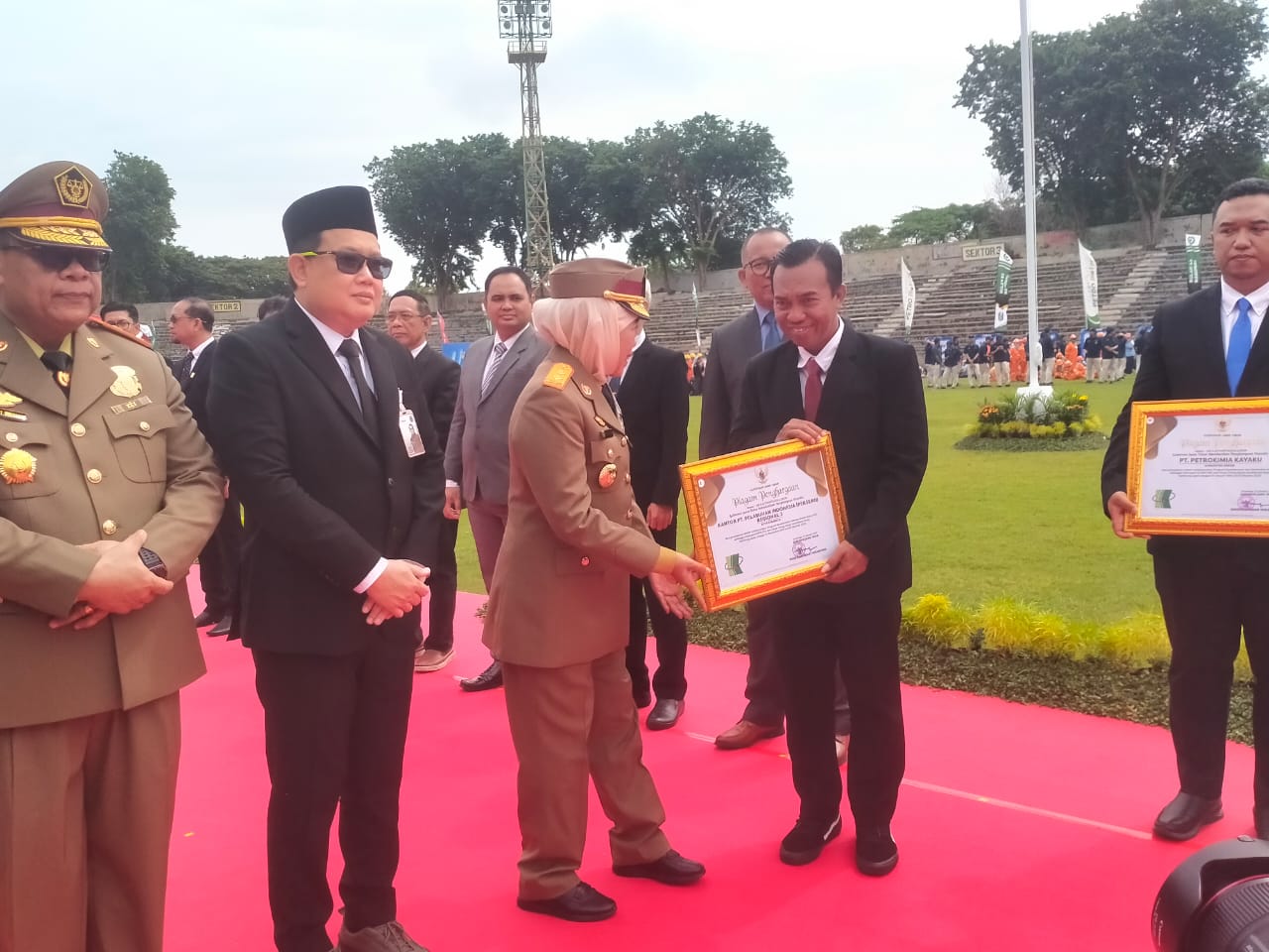 Gubernur Khofifah serahkan penghargaan Zero Accident kepada perwakilan Pelindo Regional 3