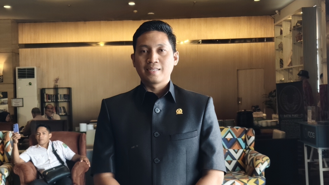 Ketua Fraksi Demokrat DPRD Kutai Timur, Pandi Widianto, saat diwawancarai di Hotel Royal Victory, Sangatta Utara, Rabu (26/11/2025) (Wahyu/GOnews.id)