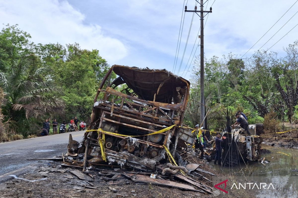 Olah tempat kejadian perkara kecelakaan bus ALS dan truk tangki di Jalan Lintas Sumatera