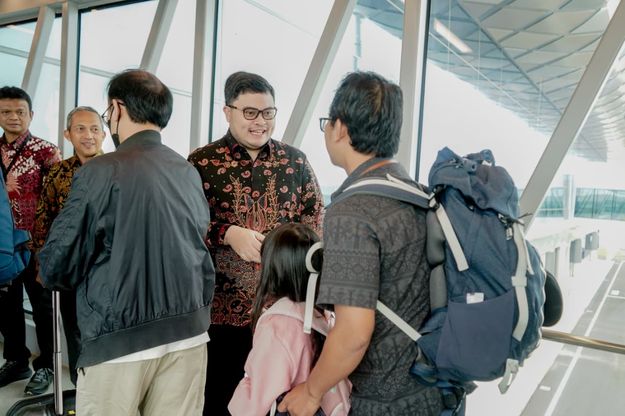 Bupati Kediri Hanindhito Himawan Pramana saat menyambut penumpang di Bandara Dhoho Kediri (DR/GOnews.id)