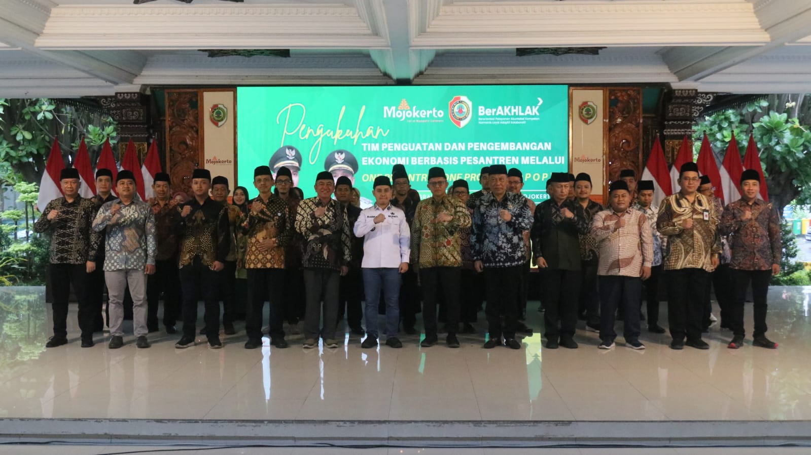 Suasana pengukuhan Tim Penguatan dan Pengembangan Pesantren dalam program One Pesantren One Product (OPOP) di Pendopo Graha Majatama, Jumat (7/11/2025) (HB/GOnews.id)