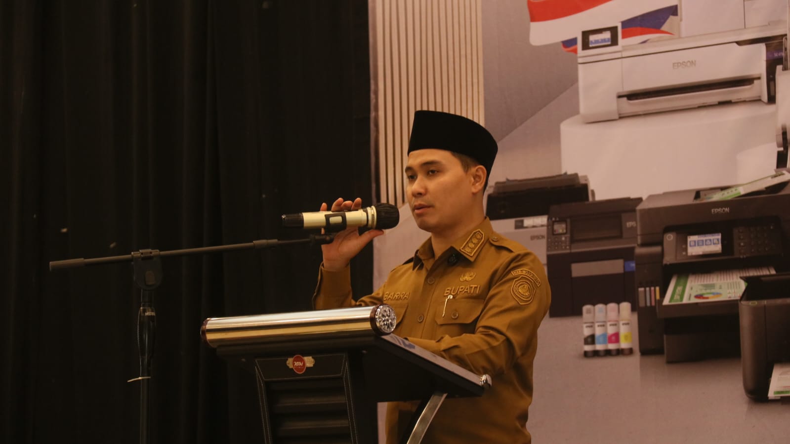 Bupati Mojokerto Muhammad Albarraa, dalam kegiatan Optimalisasi Produk TKDN (Tingkat Komponen Dalam Negeri) dan PBJ Award 2025 yang digelar di XOW Resto, Banjaragung, Kecamatan Puri, Senin (3/11/2025) (HB/GOnews.id)