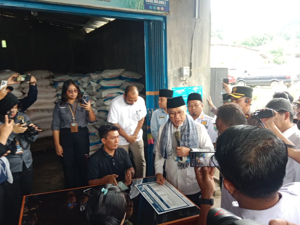 Menko Bidang Pangan Indonesia, Zulkifli Hasan saat mengecek harga di Kios Pupuk UD Jaya Mandiri di Desa Taman, Grujugan, Bondowoso, Rabu (5/11/2025). (Doni/GOnews.id)