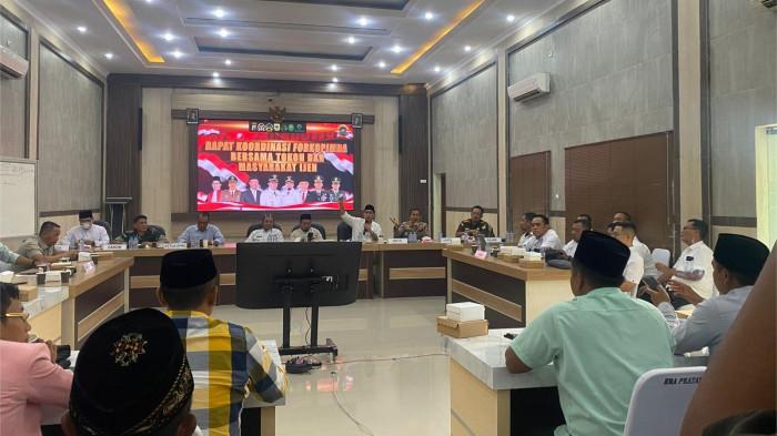 Pihak PTPN I Winarto saat memberikan keterangan dalam rapat koordinasi pihak PTPN dan Tokoh Masyarakat Ijen di gedung DPRD Kabupaten Bondowoso (Doni/GOnews.id)