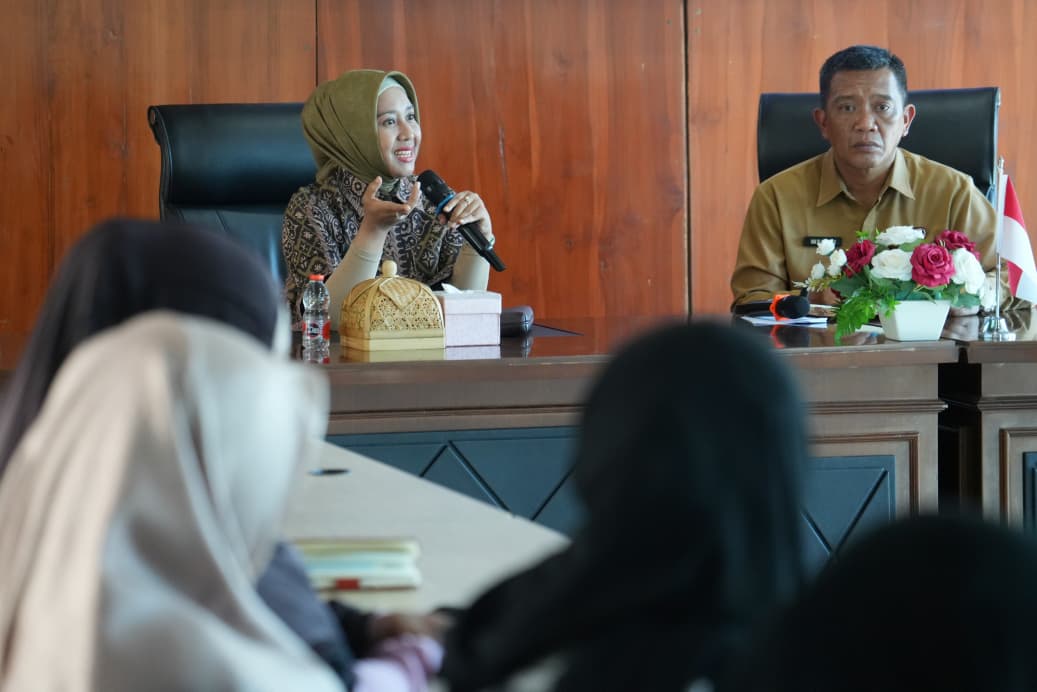 Wali Kota Mojokerto Ika Puspitasari saat acara monev penyedia jasa makanan dan minuman di Sentra IKM Batik Maja Bharama Wastra, Selasa (14/10/2025). (Diskominfo Kota Mojokerto)