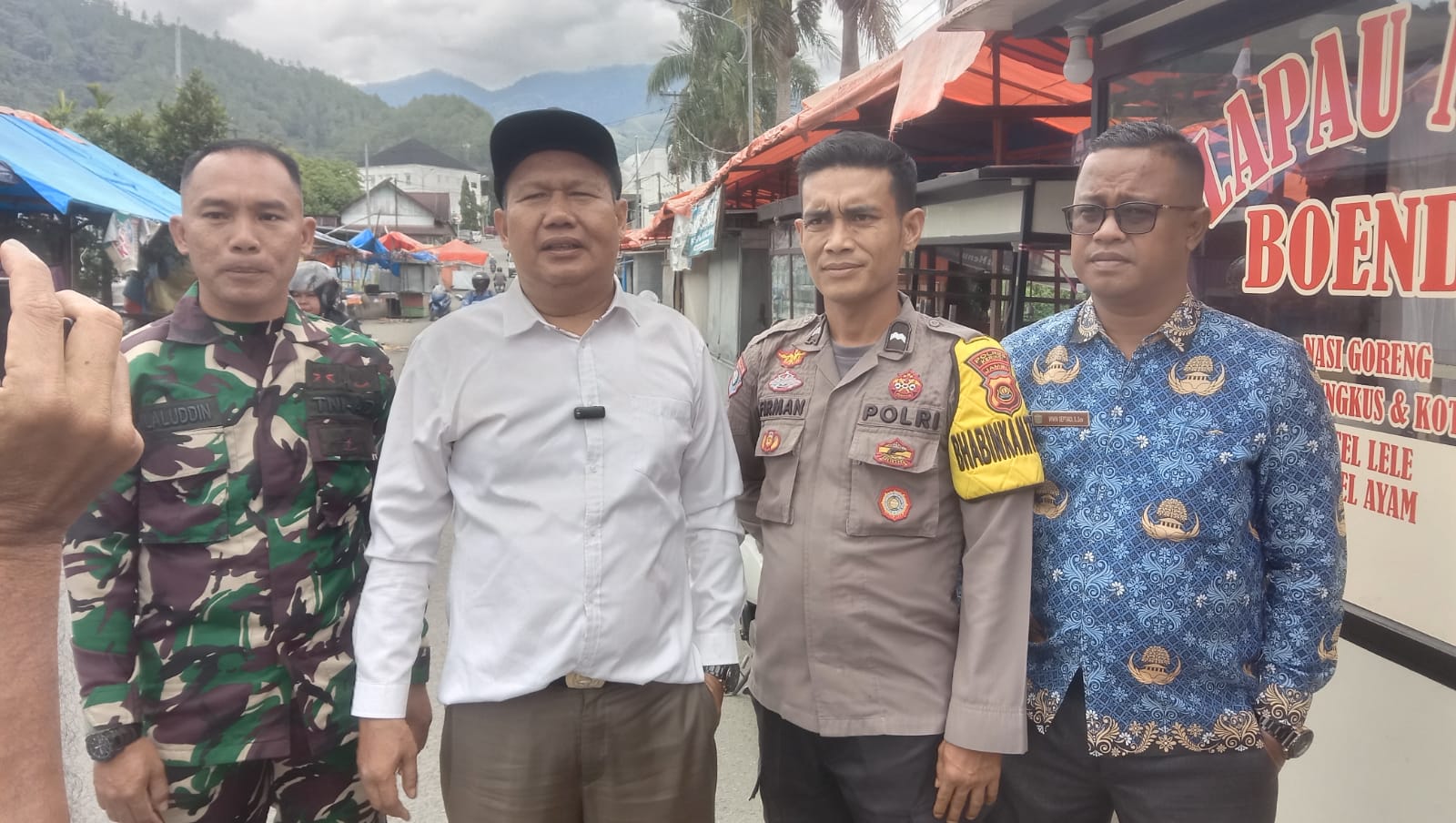 Disperindag Kota Sungai Penuh menata ulang lapak pedagang di kawasan Jalan A. Yani, Rabu (1/10/2025) (Rev/Gonews.id