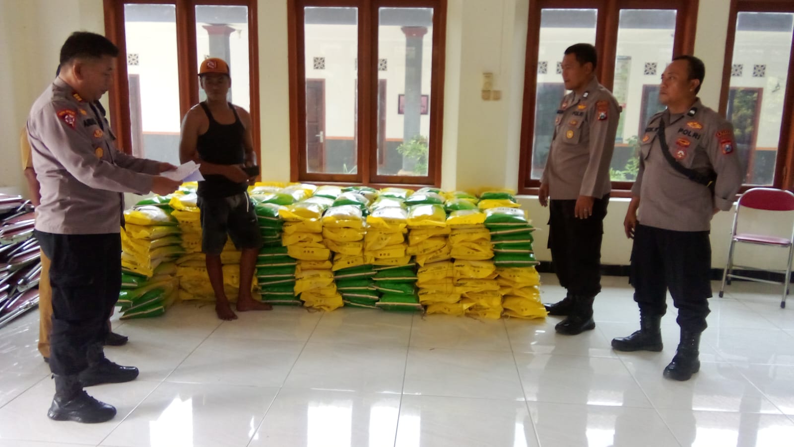 Polres Mojokerto bekerja sama dengan Perum Bulog Cabang Mojokerto melaksanakan program Gerakan Pangan Murah, Senin (15/9/2025) (HB/Gonews.id)