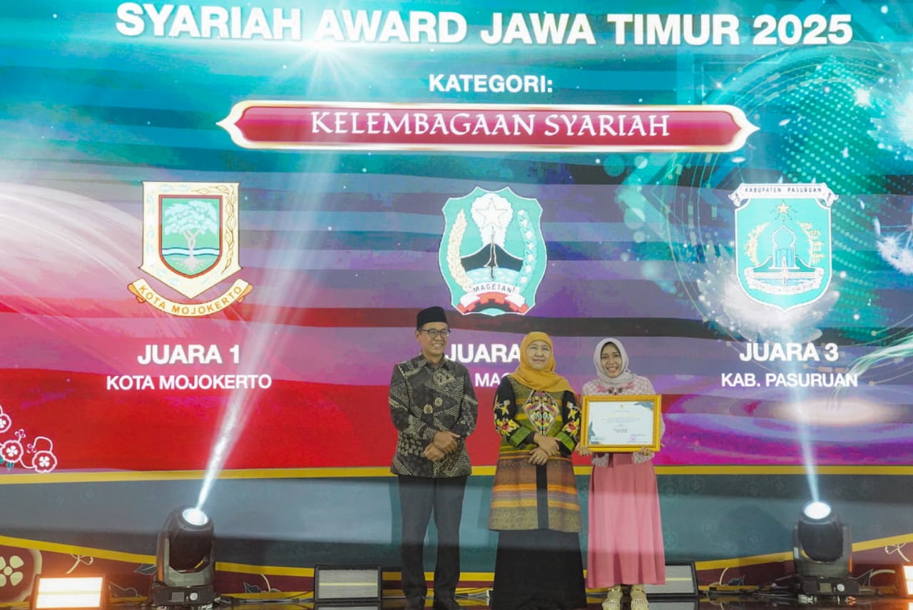 Wali Kota Mojokerto, Ika Puspitasari saat menerima penghargaan di ajang Syariah Awards Jawa Timur 2025 di Masjid Al Akbar Surabaya, Minggu (14/9/2025). (Foto:Diskominfo Kota Mojokerto).