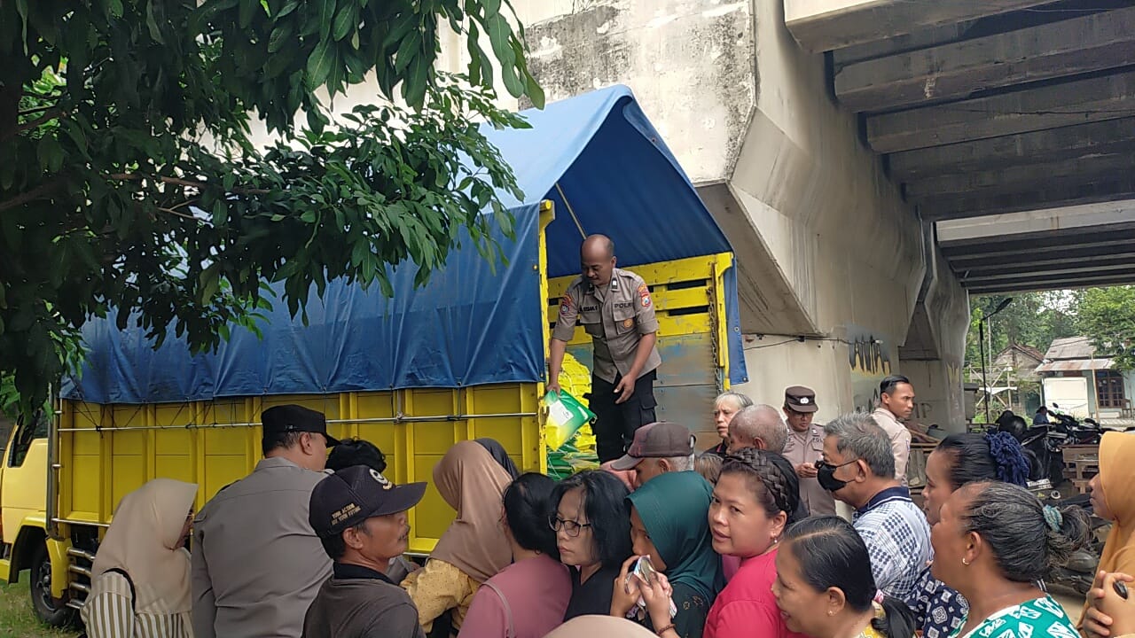 Warga Mojokerto antusias serbu beras murah dari program Gerakan Pangan Murah Mojokerto 2025