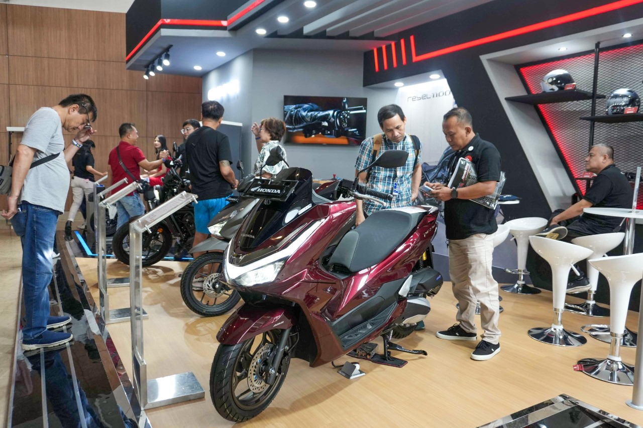 Antusiasme pengunjung mewarnai booth AHM di GIIAS 2025. Skutik Honda menjadi favorit konsumen pada pameran yang digelar di ICE, BSD, Tangerang, pada 24 Juli–3 Agustus 2025.