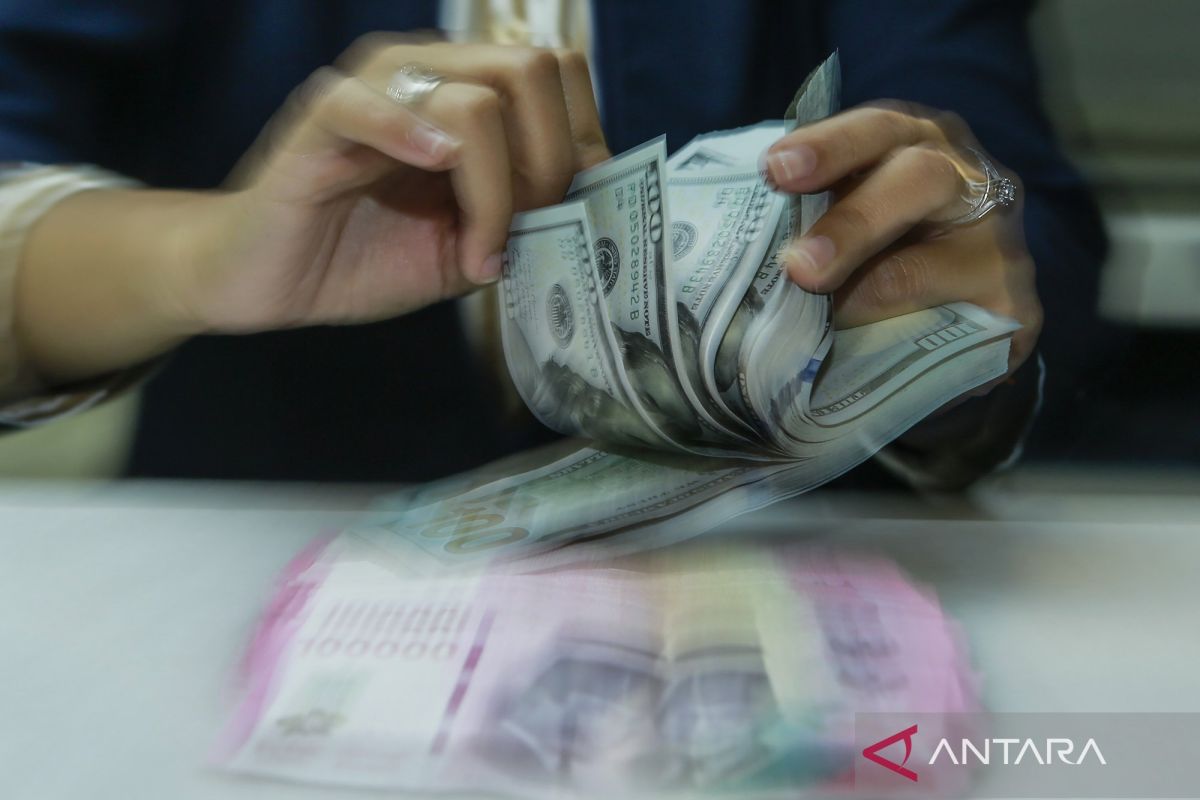 Rupiah melemah seiring harapan damai AS-Iran tengah meredup