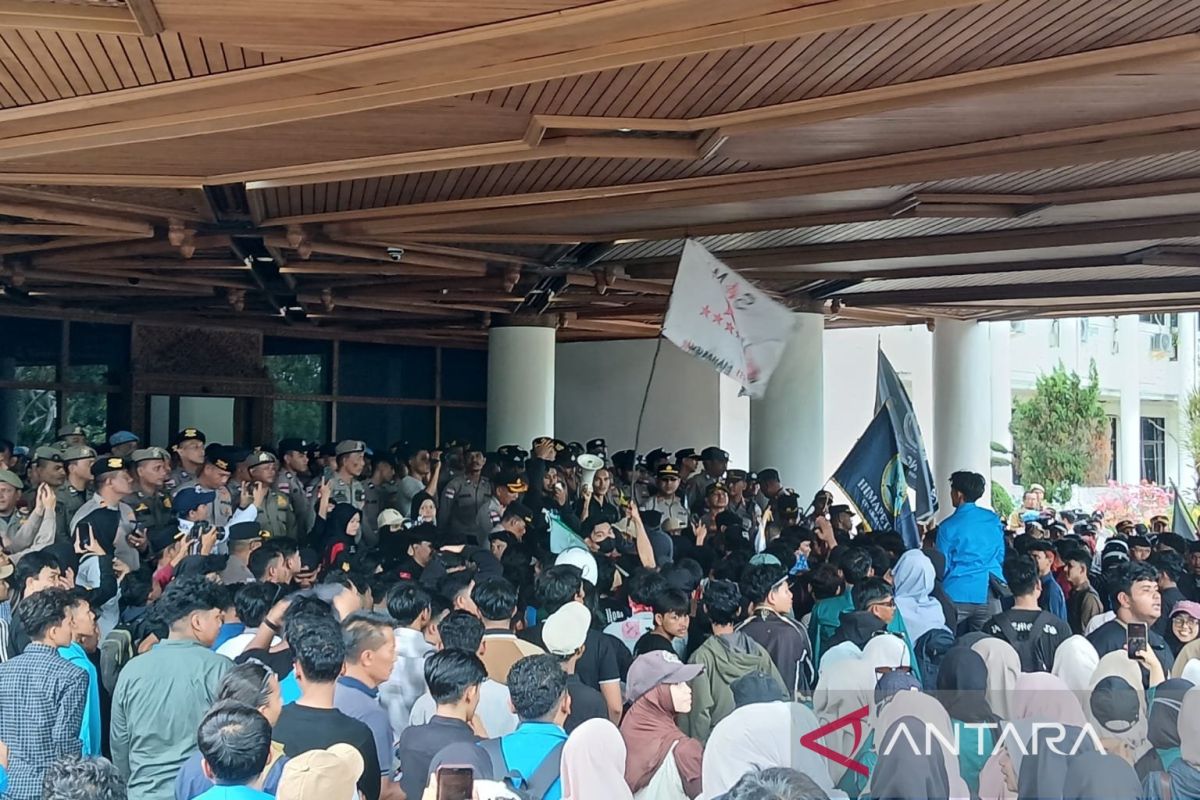 Polisi tangkap enam pendemo saat aksi JKA di kantor Gubernur Aceh