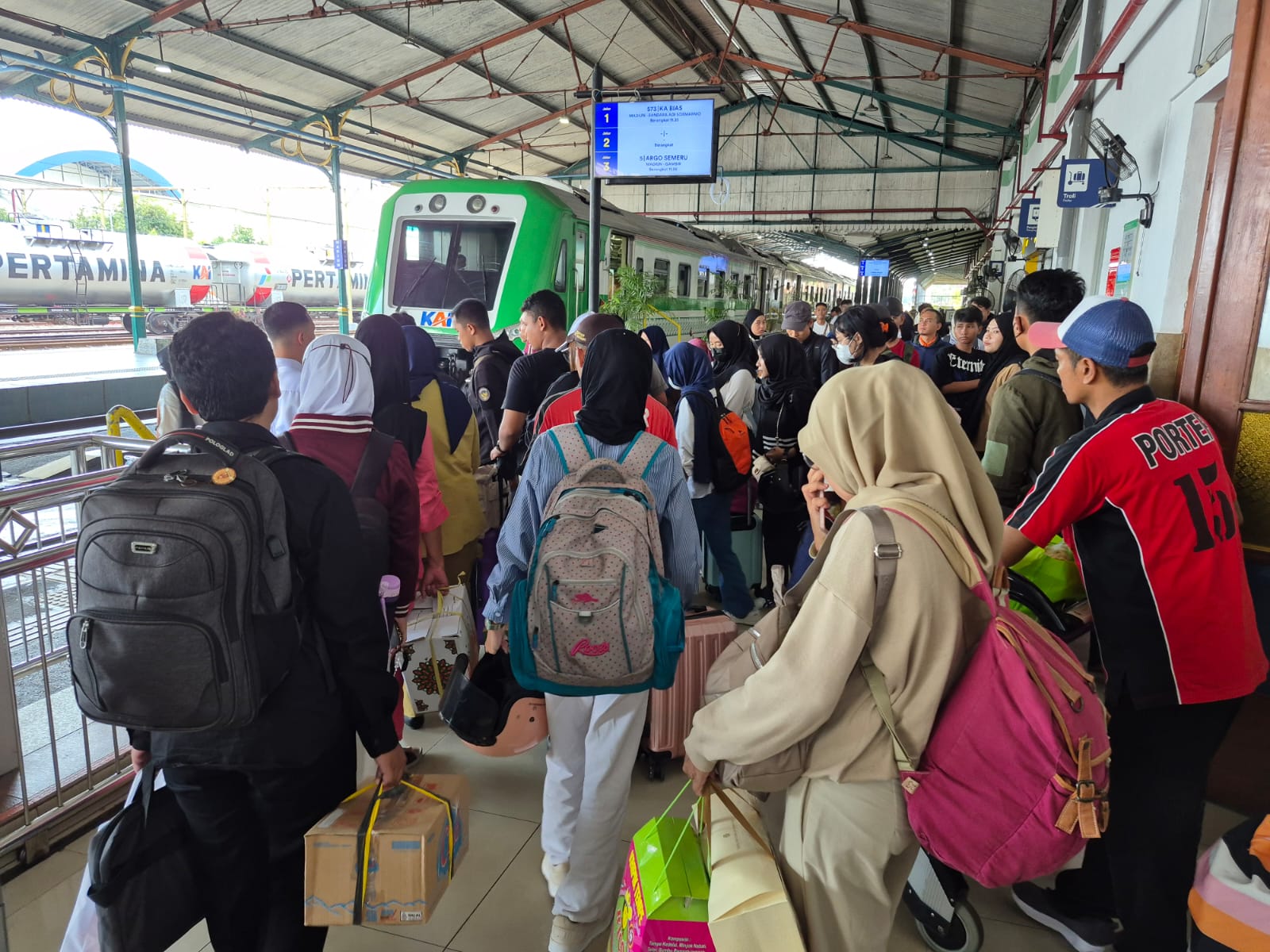 Suasana kepadatan arus balik di Daop 7 Madiun, Senin (7/4/2025) (DR/GOnews.id)