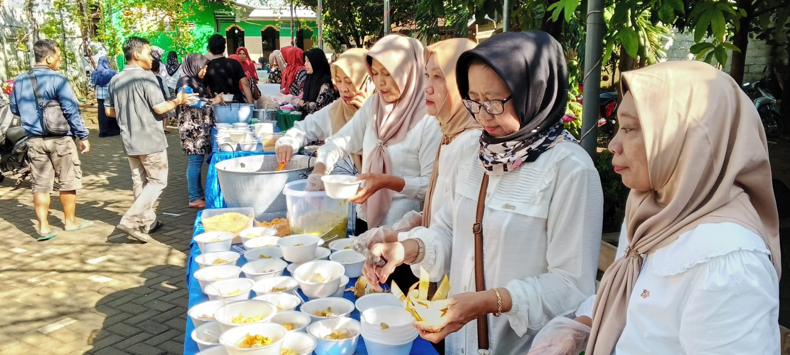Suasana Festival Ketupat dj halaman Masjid Al-Ahmad, Kelurahan Pojok, Mojoroto, Kediri, Kamis (3/4/2025)