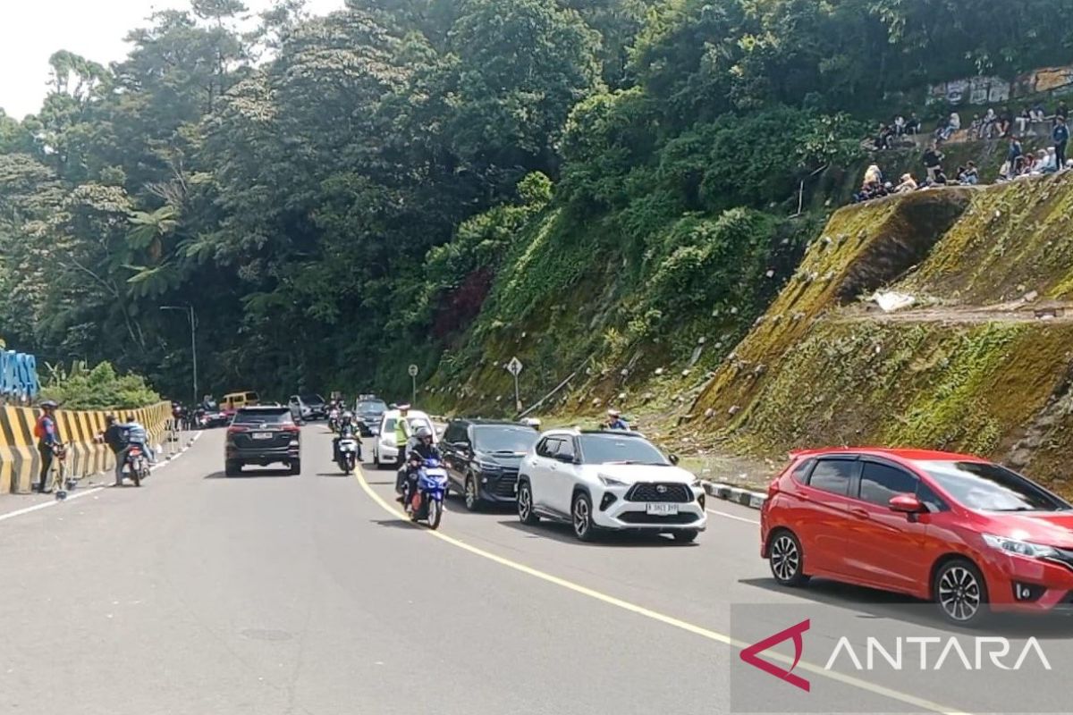 Polres Cianjur tutup jalur menuju Puncak antisipasi macet total