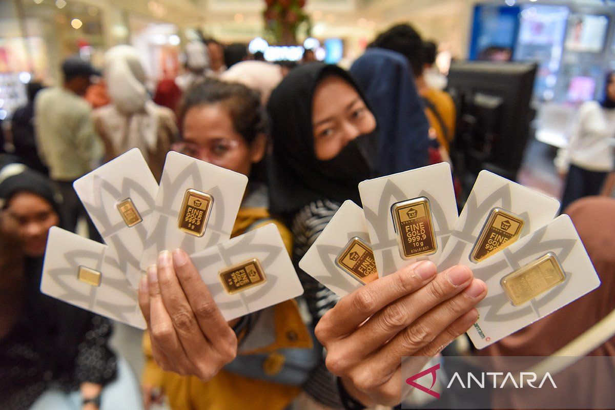 Senin pagi ini harga emas Antam turun Rp20.000 jadi Rp2,819 juta/gr