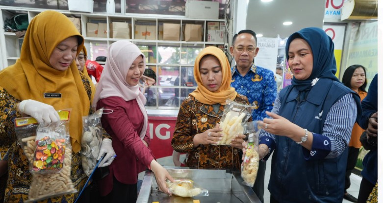 Wali Kota Mojokerto, Ika Puspitasari memimpin langsung inspeksi mendadak (sidak) ke sejumlah toko dan swalayan, Kamis (20/3/2025).