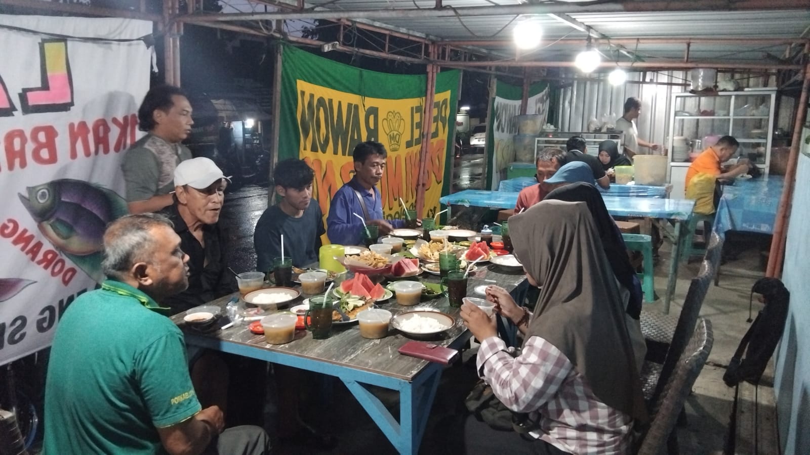 Puluhan pedagang dan pengurus paguyuban PK5 Sawotratap dan Pepelegi saat buka puasa bersama Selasa malam(18/3/25) (Nug/GOnews.id)