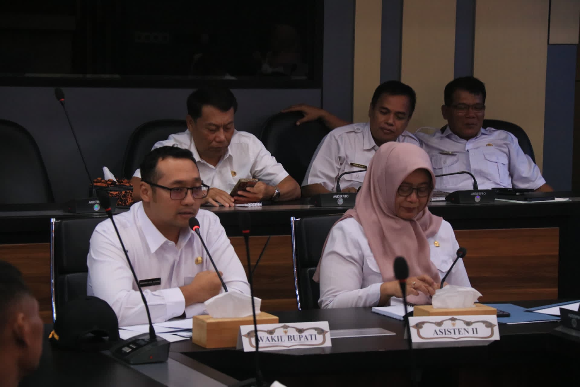 Wakil Bupati Mojokerto, M. Rizal Octavian memimpin High Level Meeting (HLM) Tim Pengendalian Inflasi Daerah (TPID) di Ruang Satya Bina Karya (SBK), Rabu (19/3/2025)