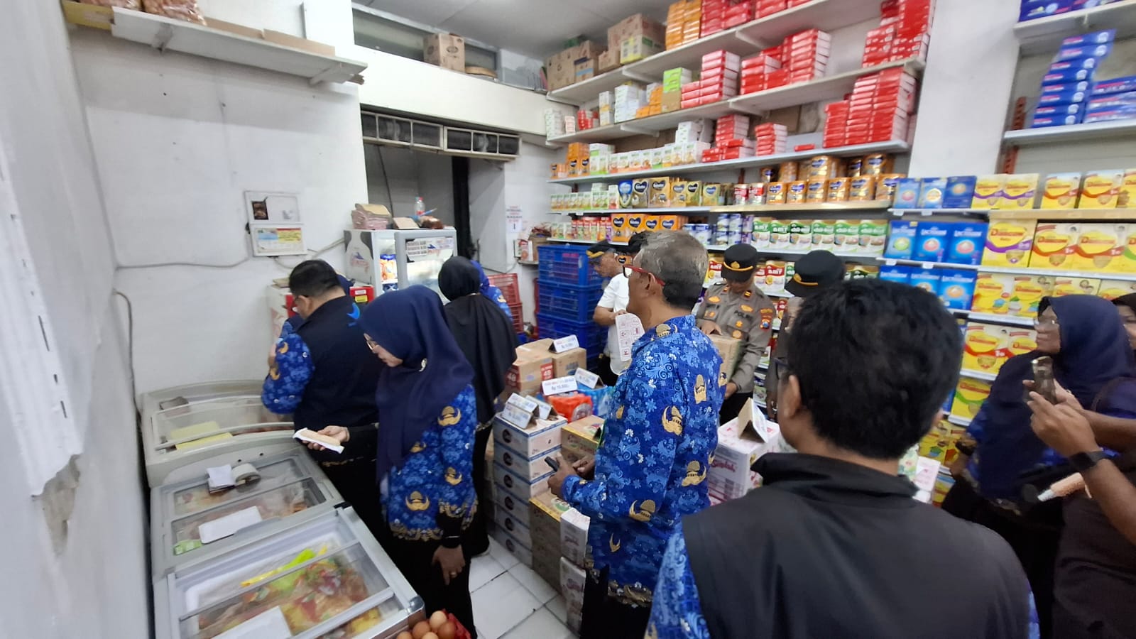 Petugas saat inspeksi mendadak (sidak) parcel dan makanan di Borobudur swalayan, Senin (17/3/2025).