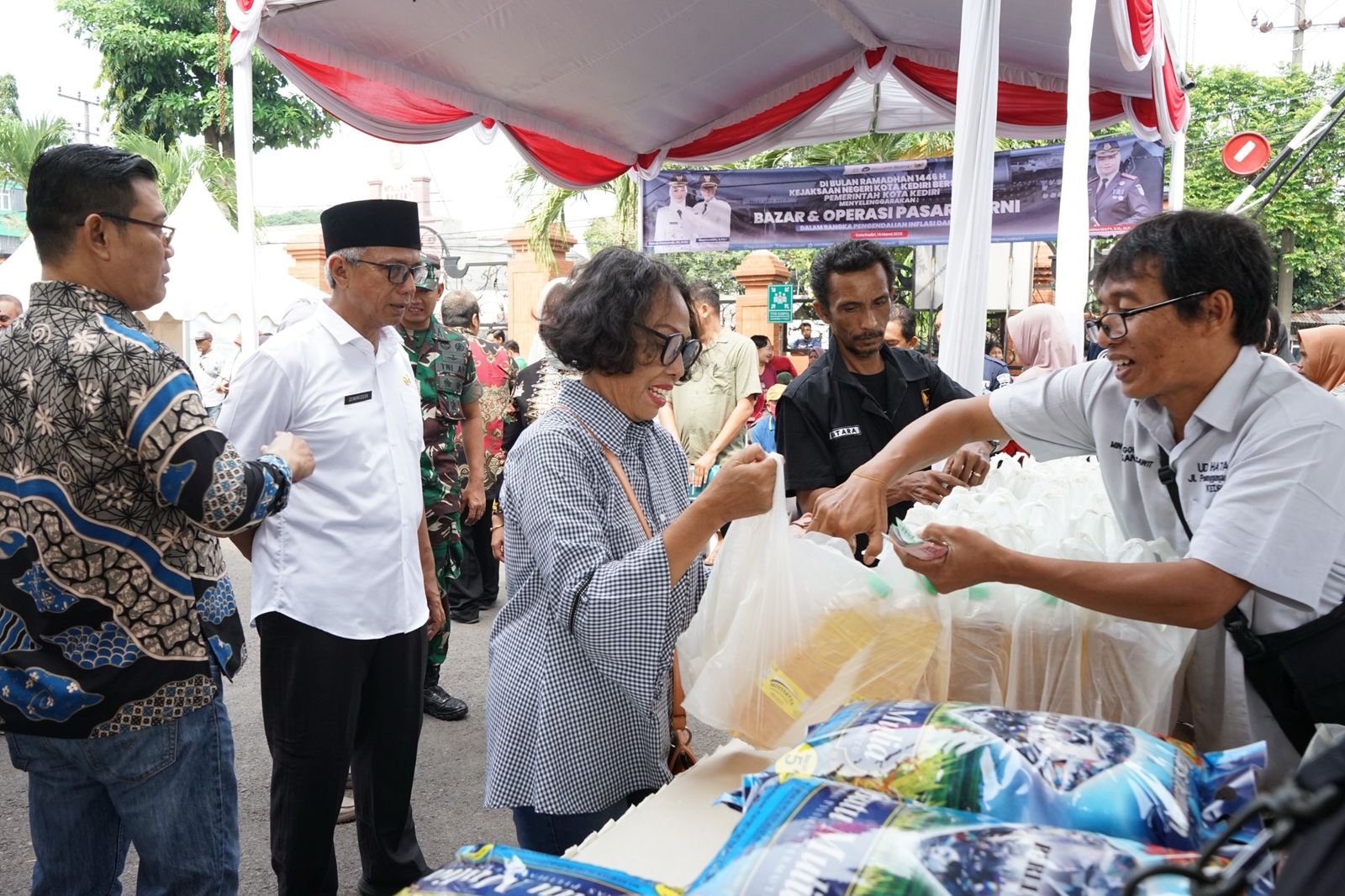 Wakil Wali Kota Kediri, Qowimuddin, meninjau pelaksanaan Bazar dan OPM di Halaman Kantor Kejaksaan Negeri Kota Kediri, Jumat (14/03/2025) (DR/GOnews.id