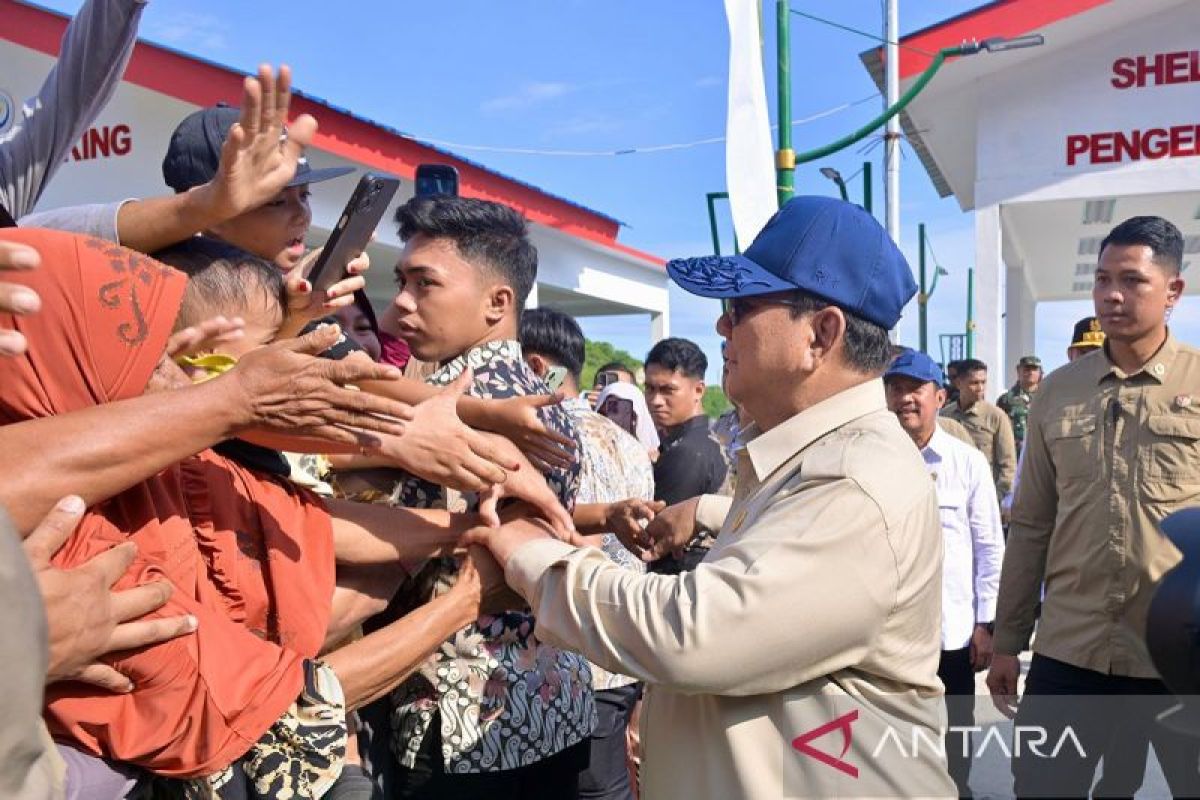Presiden berdialog dengan nelayan saat meninjau KNMP Gorontalo