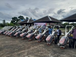 Bupati Edi Damansyah menyerahkan bantuan alat pertanian kepada 150 kelompok tani, Rabu (4/12/2024).