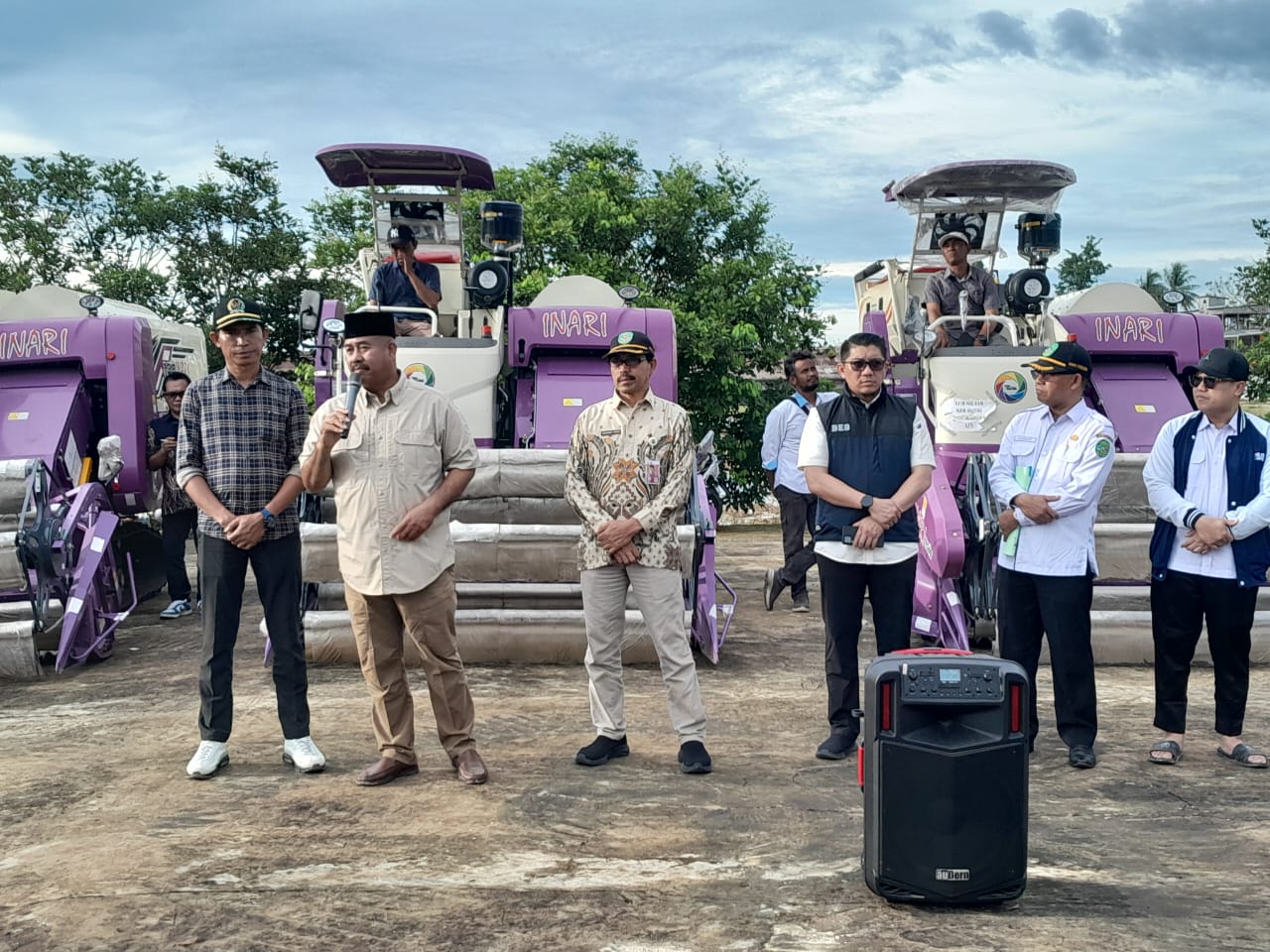 Bupati Kukar Edi Damansyah menyerahkan bantuan alat pertanian kepada 150 kelompok tani, Rabu (4/12/2024).