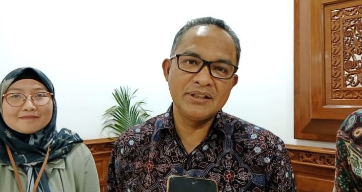 Parjiman, Kepala OJK Kaltimtara saat diwawancarai di Gedung Bupati Kutim, Jumat (26/7/2024) (Ahmad/Gonews)