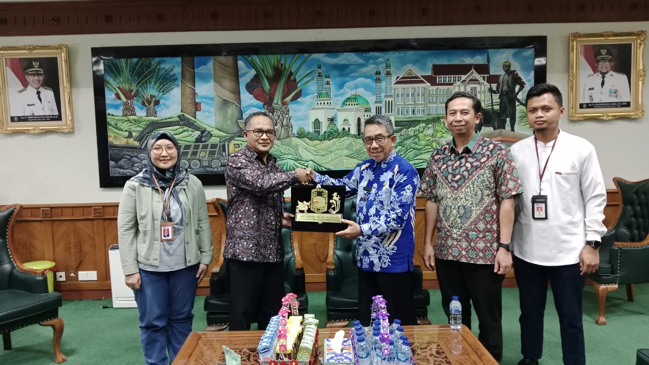 Parjiman, Kepala OJK Kaltimtara memberikan cinderamata kepada Bupati Kutim Ardiansyah Sulaiman dalam acara kunjungan OJK ke Kabupaten Kutim, Jumat (26/7/2024) (Ahmad/GOnews.id)