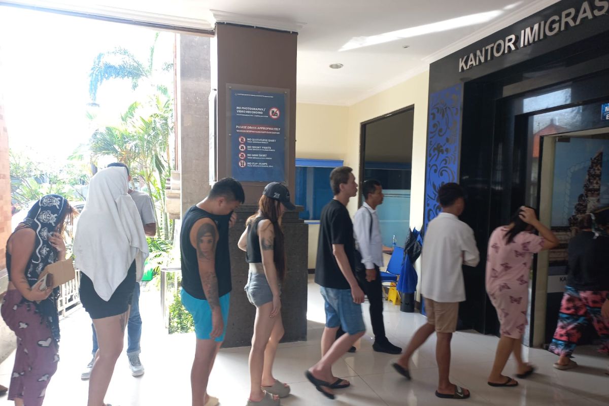 Polresta Denpasar serahkan 26 WNA korban penyekapan ke Imigrasi 