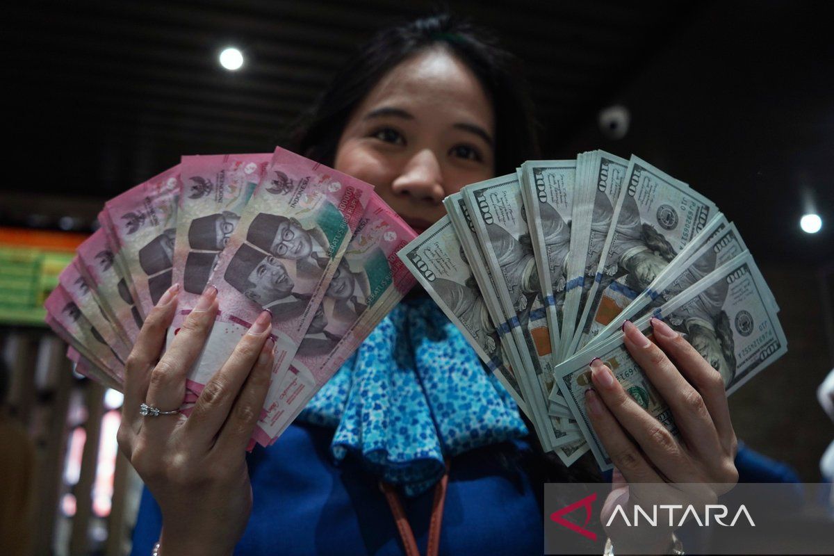 Rupiah pada Senin pagi menguat jadi Rp17.696 per dolar AS