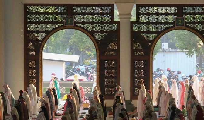 Umat Islam melaksanakan shalat Idul Fitri di Masjid Nasional Al Akbar, Surabaya, Jawa Timur, Kamis (13/5/2021). Kemenag akan Petakan Potensi Masjid Pelaksanaan shalat Idul Fitri yang diikuti ribuan umat Islam itu digelar dengan menerapkan protokol kesehatan ketat.