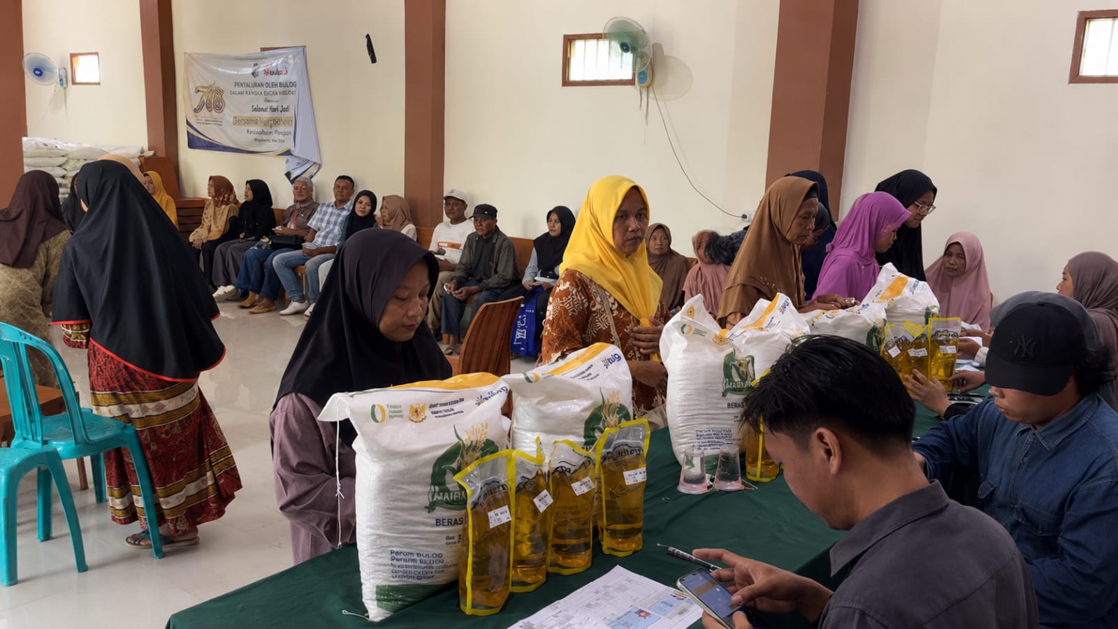 Proses Perum BULOG Cabang Mojokerto menyalurkan bantuan pangan kepada masyarakat Kecamatan Jatirejo menjelang HBKN Idul Adha 1447 H.