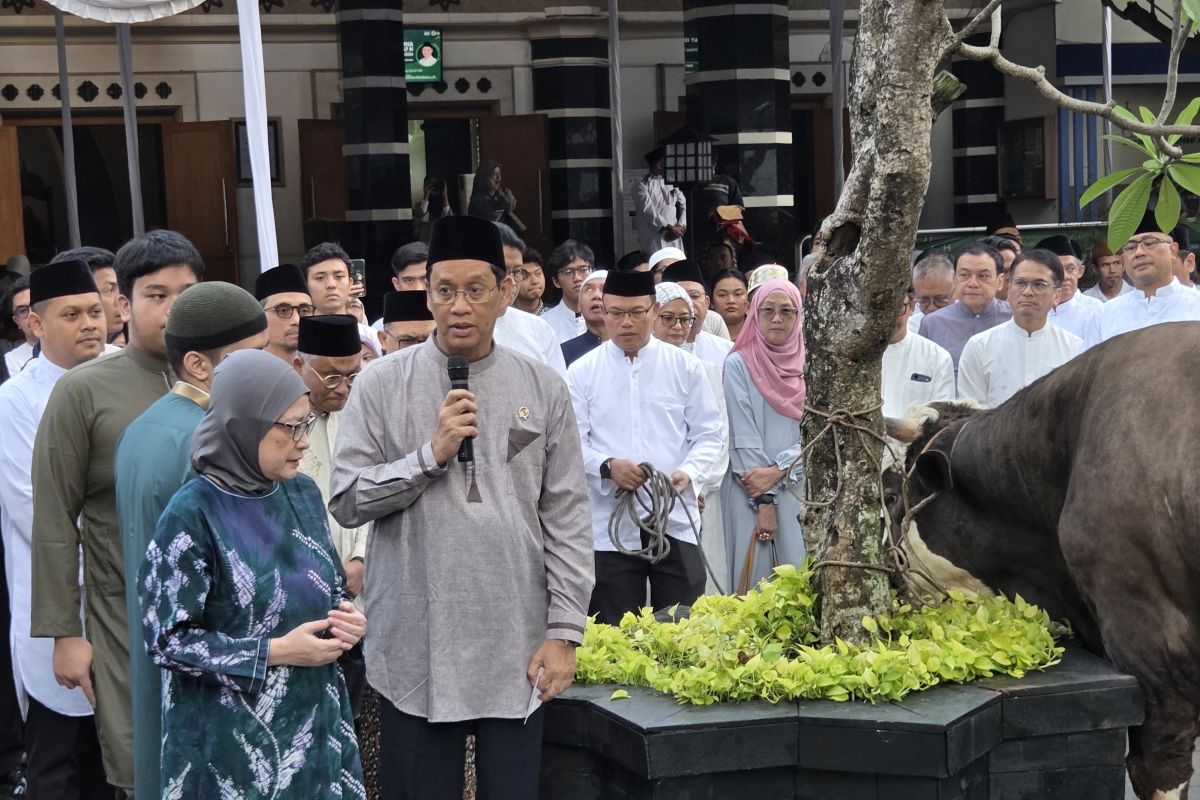 Menkeu Purbaya serahkan sapi seberat 868 kg untuk kurban