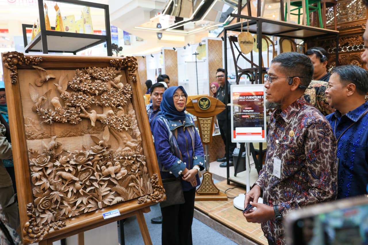 Sekda Jawa Tengah Sumarno meninjau sejumlah stan peserta UMKM Grande di Atrium Pollux Mall Paragon, Semarang (GOnews.id)