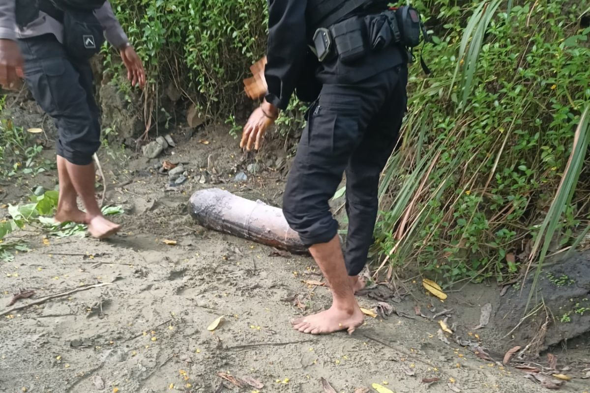 Tim Gegana Brimob Polda Papua jinakkan mortir di Kabupaten Jayapura