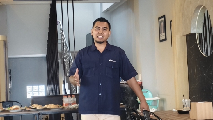 Kepala Kantor Cabang BPJS Ketenagakerjaan Kutai Timur, Andika Candra, memaparkan berbagai program perlindungan ketenagakerjaan di Warkop Naik Kelas, Sangatta, Senin (9/6/2026).