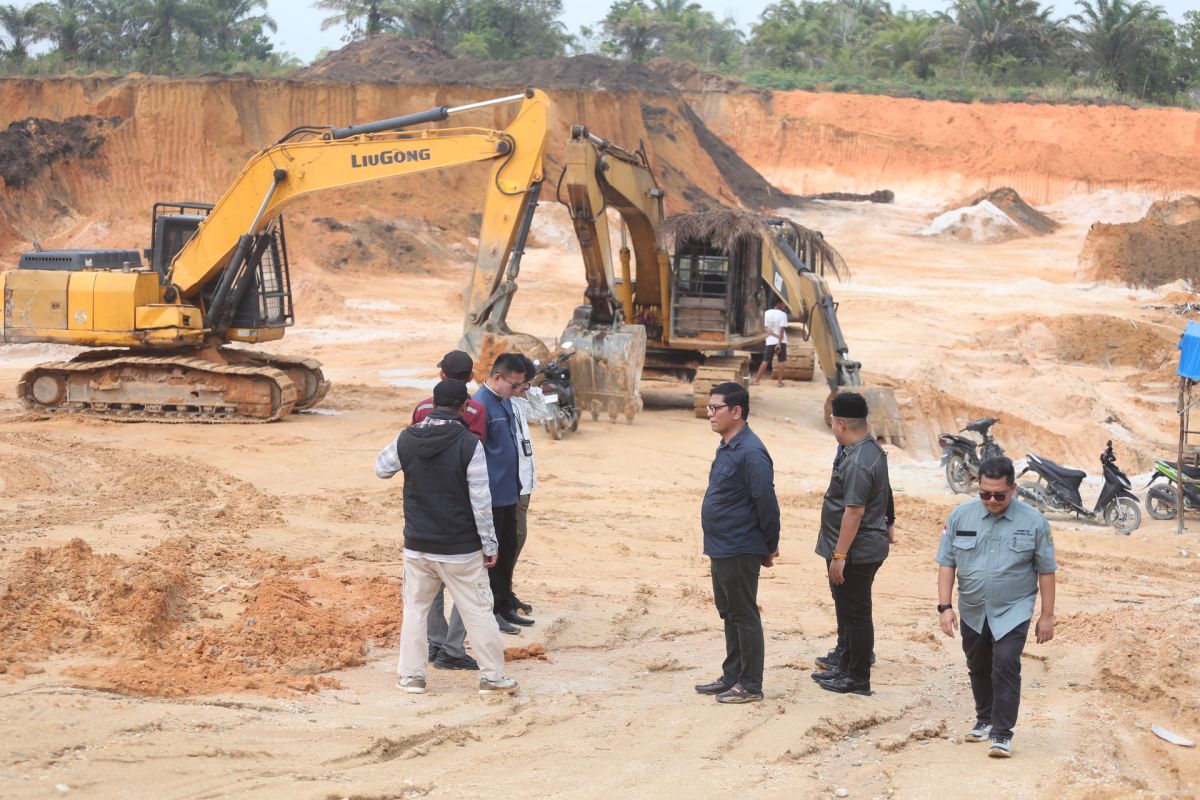 Dinas ESDM Riau awasi operasional tambang tanah berizin di Kampar